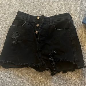 i’m selling super cute black jean shorts form hollister in size 23 or 00